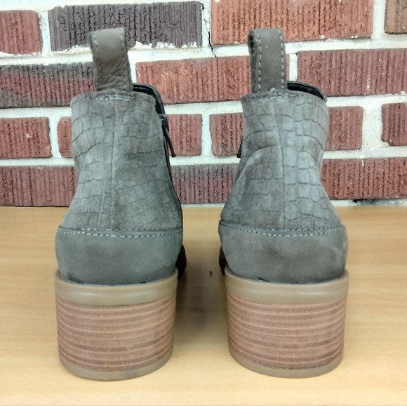 NWT Clarks Memi Zip Genuine Leather Boots in Nubuck Taupe Sz. 8.5 Wide - Picture 8 of 12